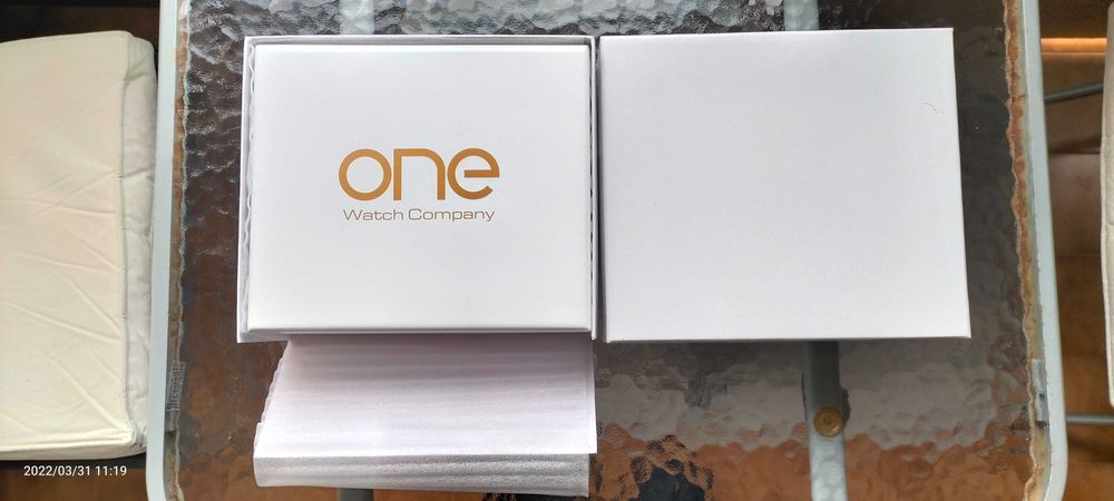 Relógio ONE com caixa de Madeira e 3 Braceletes