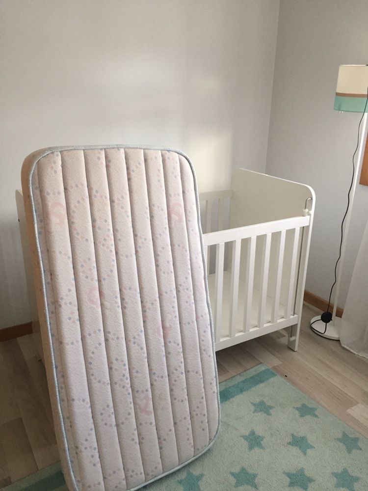 Cama bébé com colchão