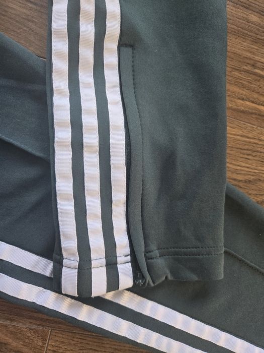 Dres damski adidas SST PB Rozmiar S kolor ciemny zielony