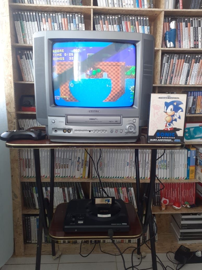 Sega Megadrive. Na caixa com 2 comandos, cabo rt e sonic