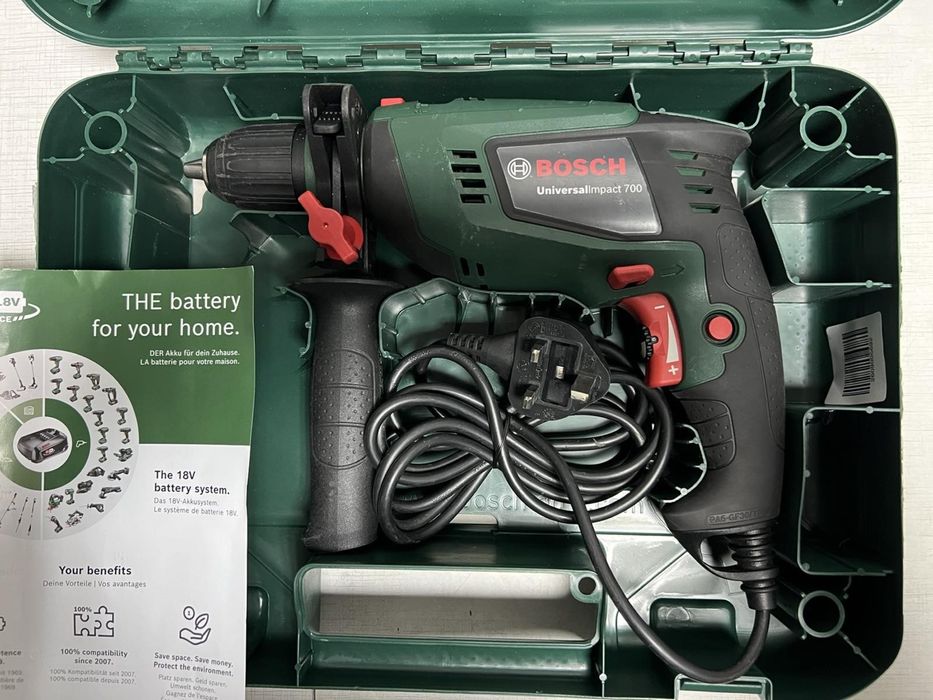 Дриль ударний Bosch UniversalImpact 700 у валізі Англія
