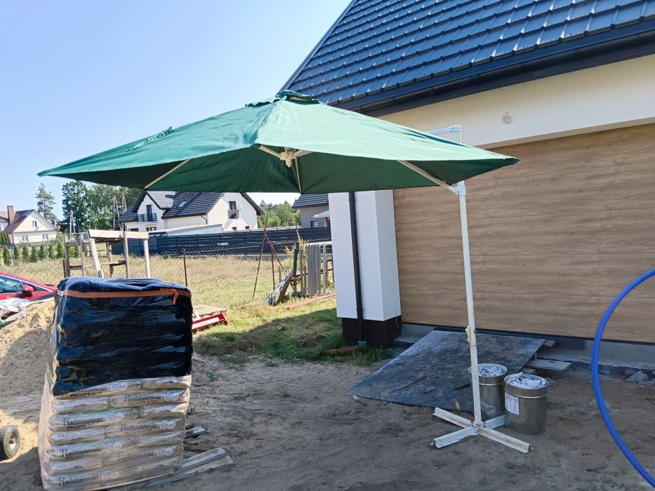Parasol składany na wysięgniku solidny