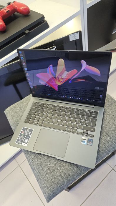 Samsung galaxy book 3 pro  i7 1360p   OLED