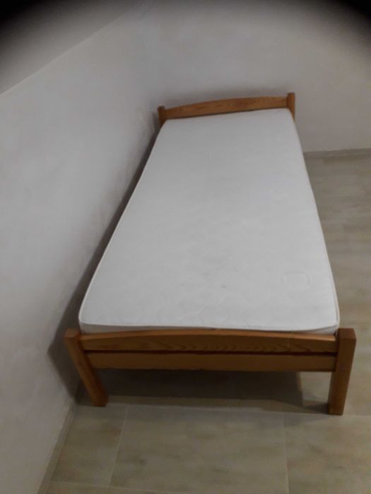 Łóżka drewniane 100x200 z materacem