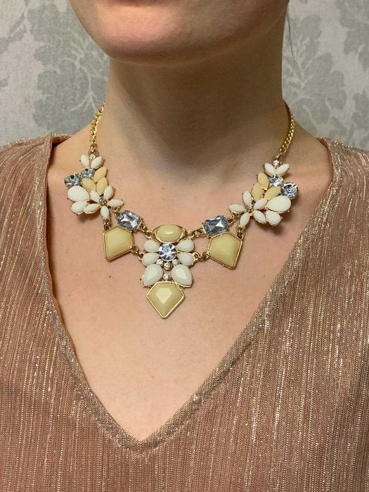 Прикраса на шию. Біжутерія. Підвіска.