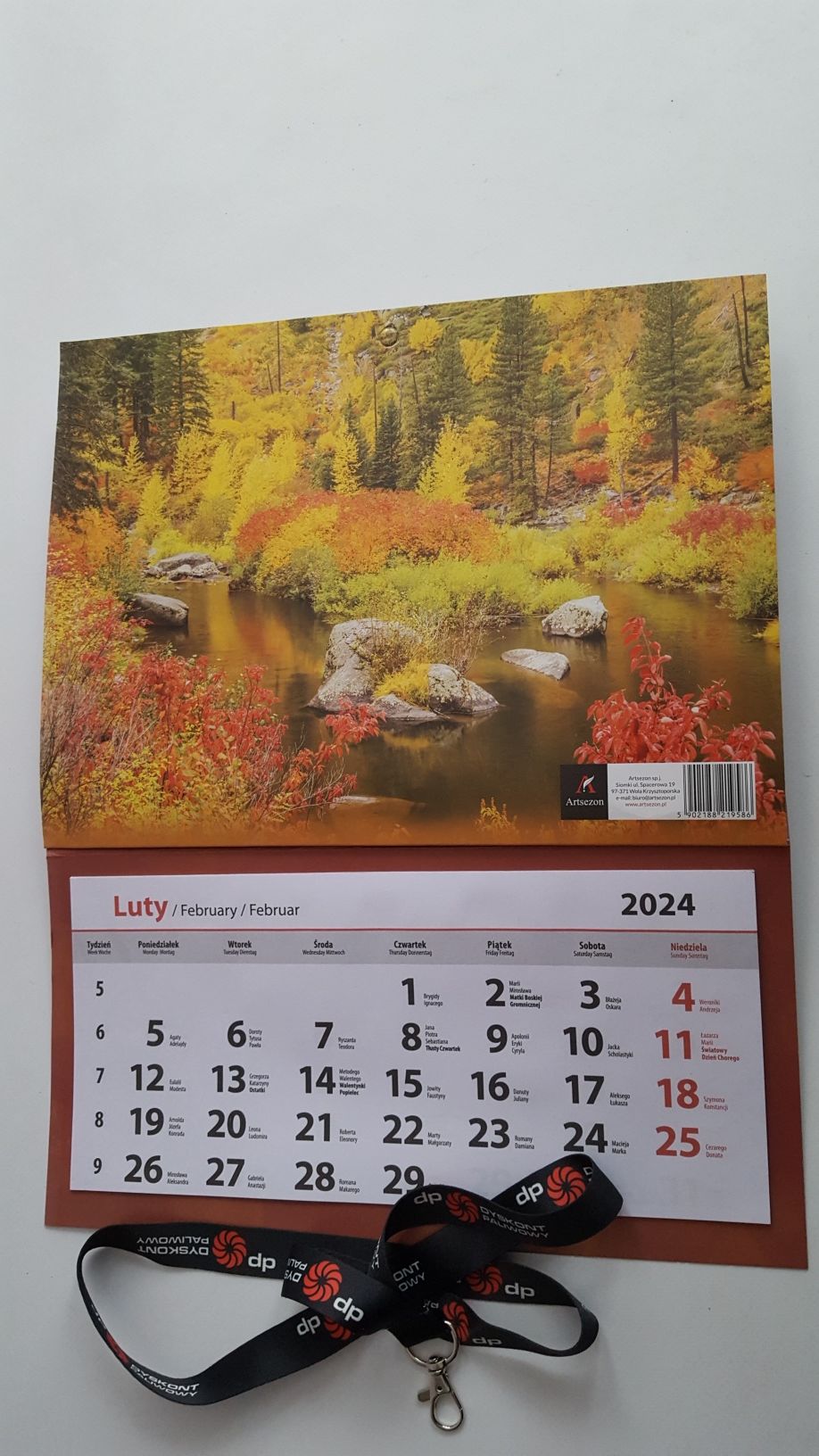 Kalendarz na 3 dzielny na ścianę 2024 oraz smycz i długopis