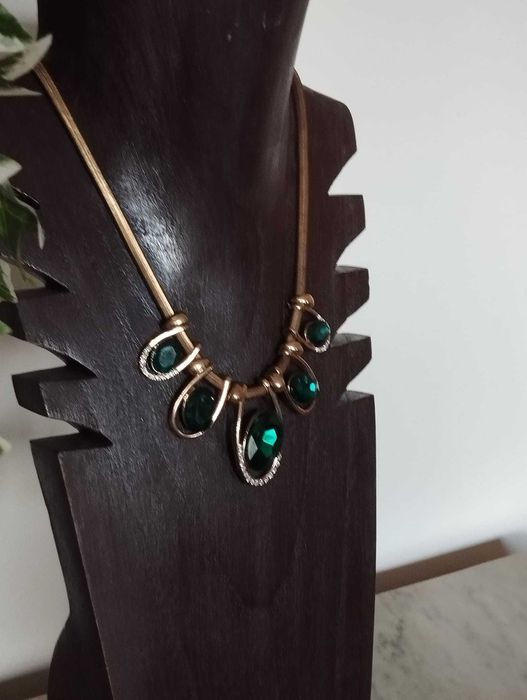 Colar Dourado com Pedras Verde Marinho