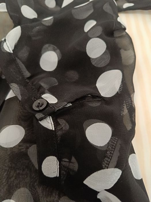 Blusa preta com bolas brancas tamanho S