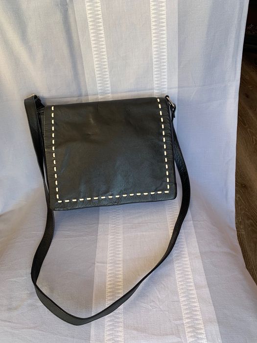 Шкіряна жіноча сумка бренду Debenhams чорного кольору.