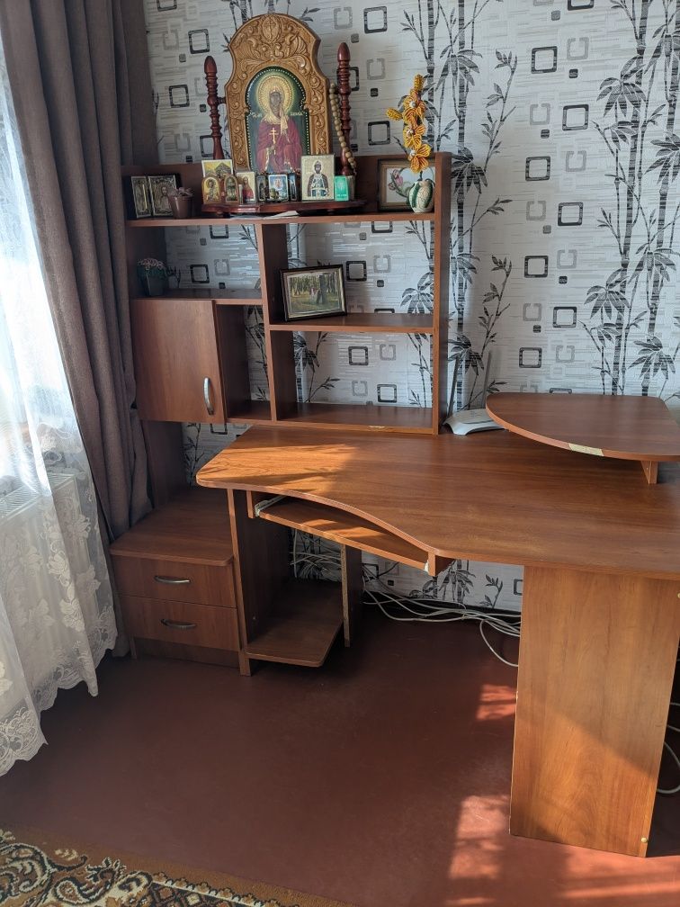 Стол комп'ютерний. Ціна 2000 грн