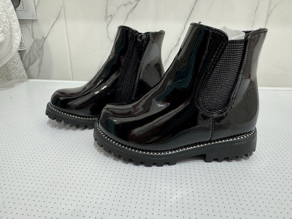 Стильні нові ботинки