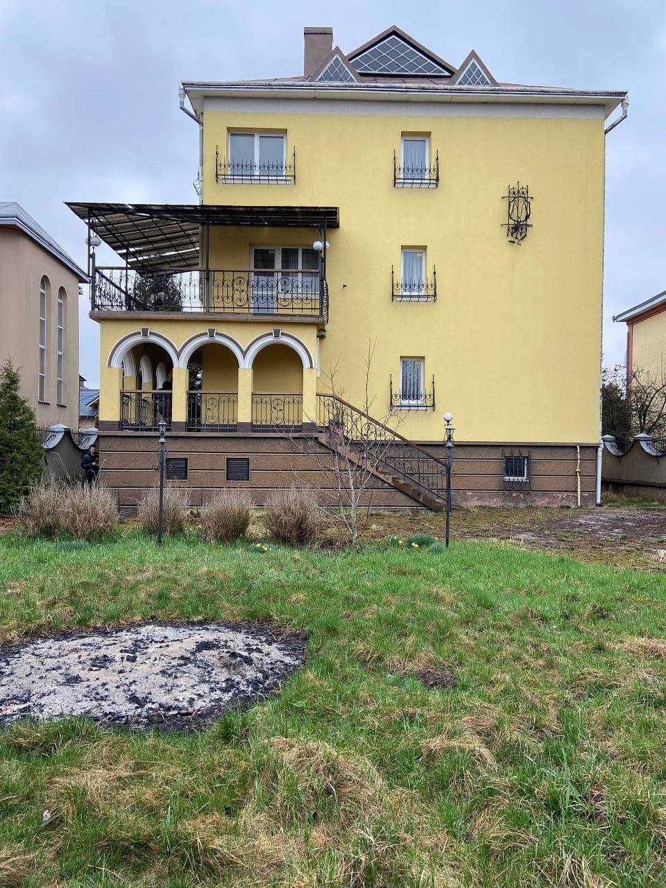 Продаж великого будинку в Микитинцях
