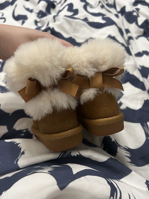 Угги на дівчинку