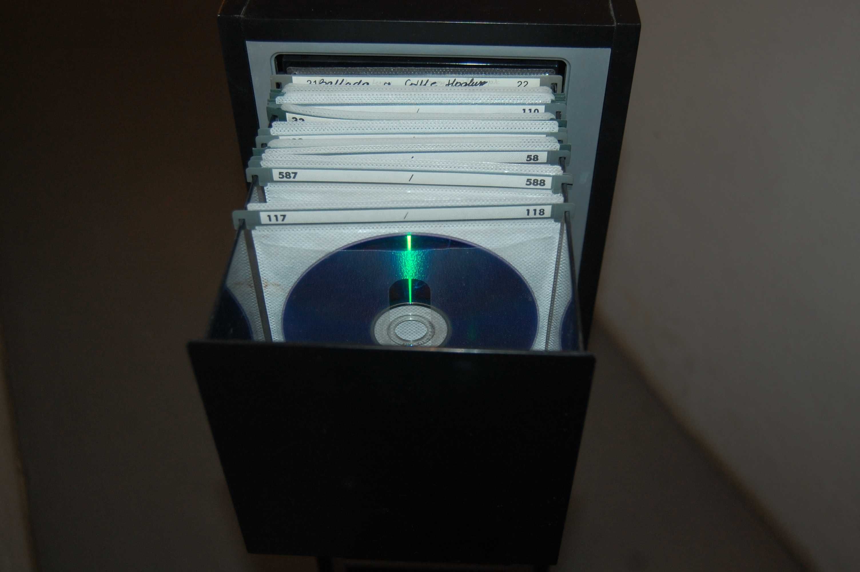 Szafka na płyty CD z automatycznie wysuwanymi szufladami - HAMA