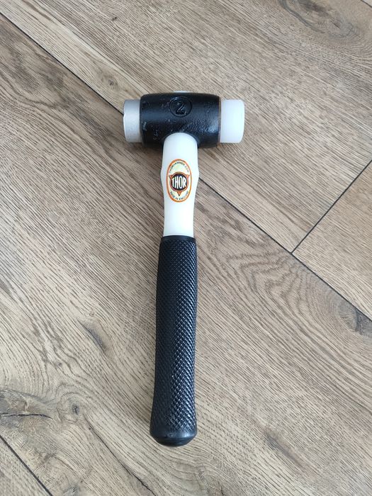 Młotek dwuobuchowy z miękkimi obuchami z aluminium i tworzywa