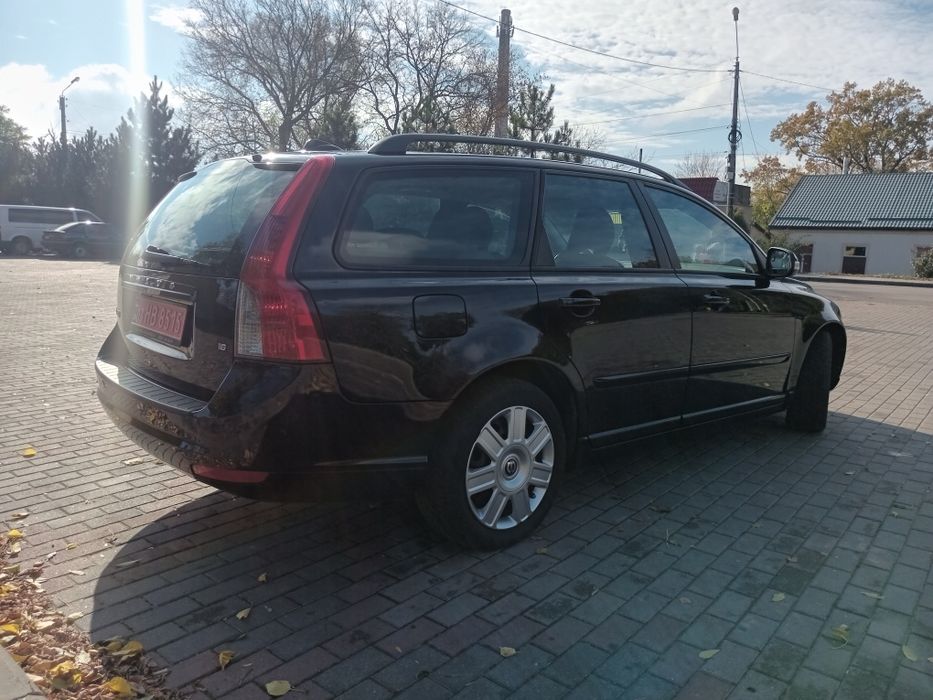 VOLVO V50.        .
