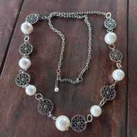Naszyjnik w kolorze srebrnym z perłami