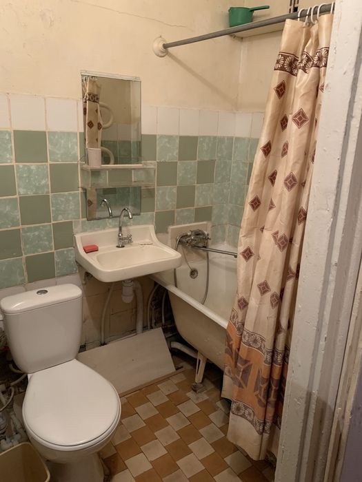 Пропонується в оренду 2-кімнатна біля кінотеатру Київ. Нові дома