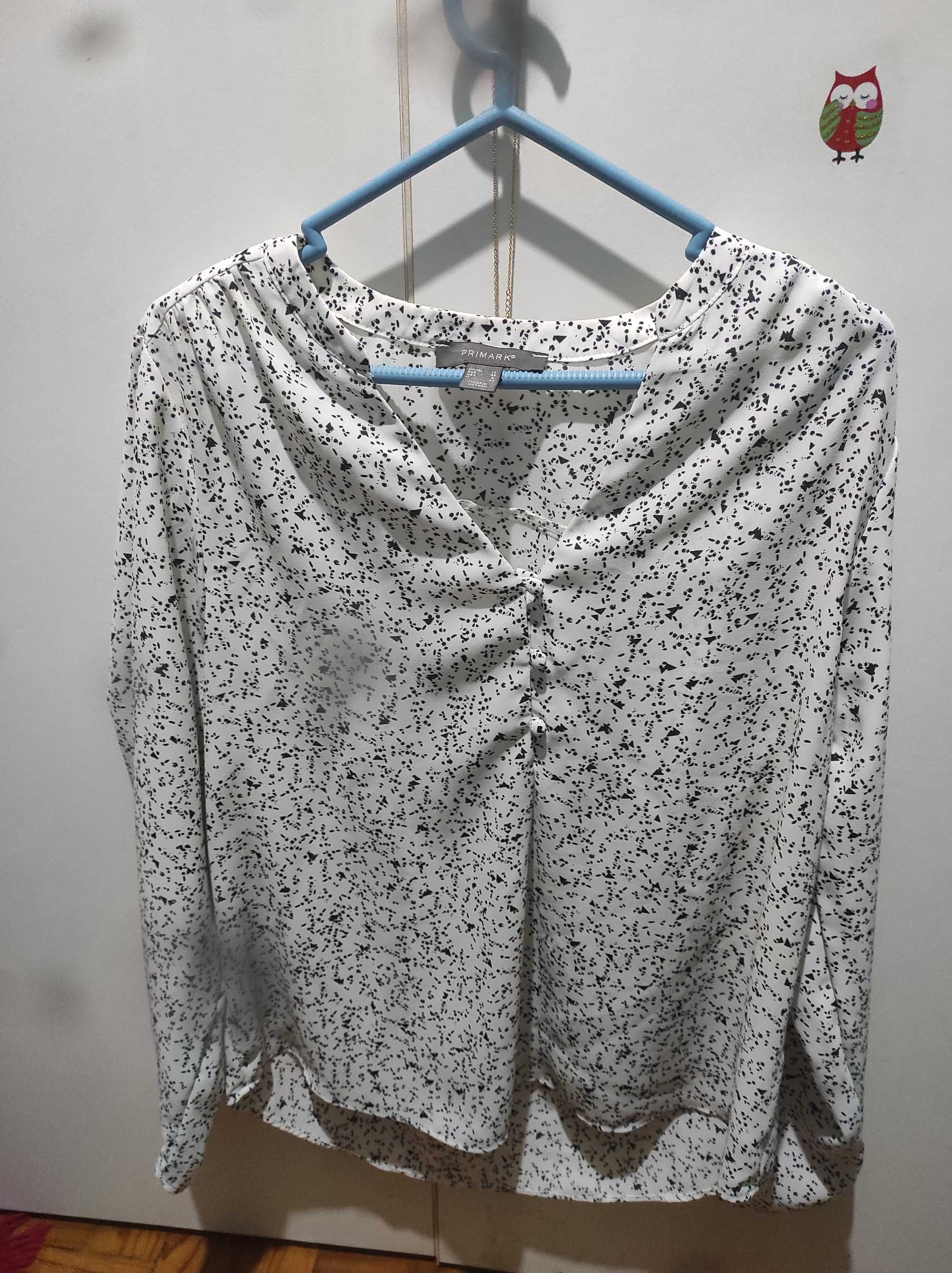 Blusa de mangas compridas branca com pintas pretas