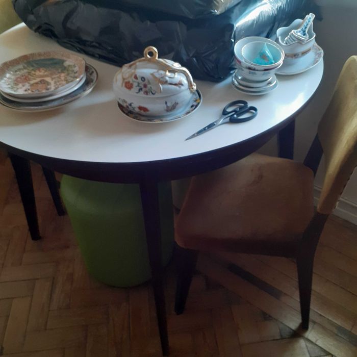 Mesa de jantar em bom estado