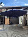 Duży parasol ogrodowy