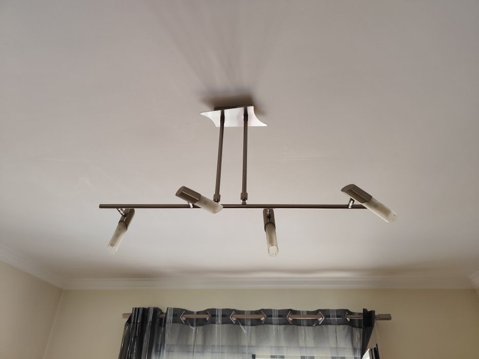 Candeeiro de tecto e mesa de cabeceira