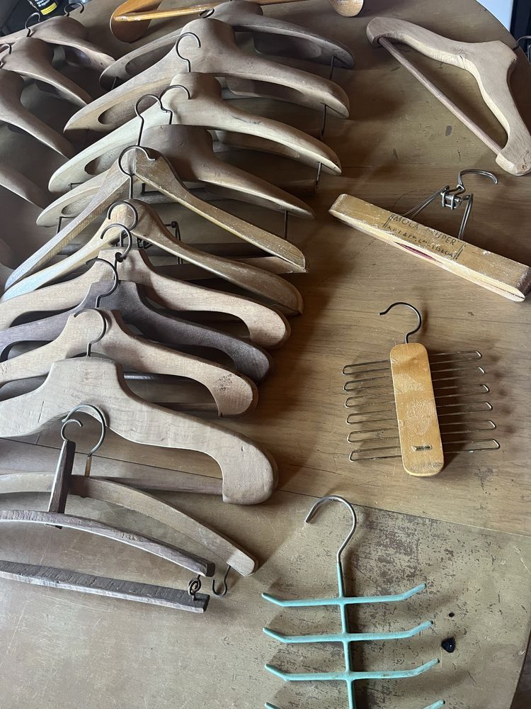 Cabides vintage com mais de 50 anso