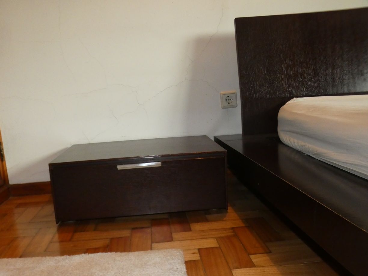 Cama casal mais 2 mesinhas de cabeceira em carvalho escuro
