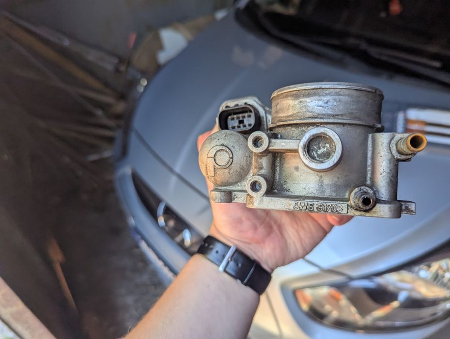 Дросельна заслонка на Opel Omega B 2.2