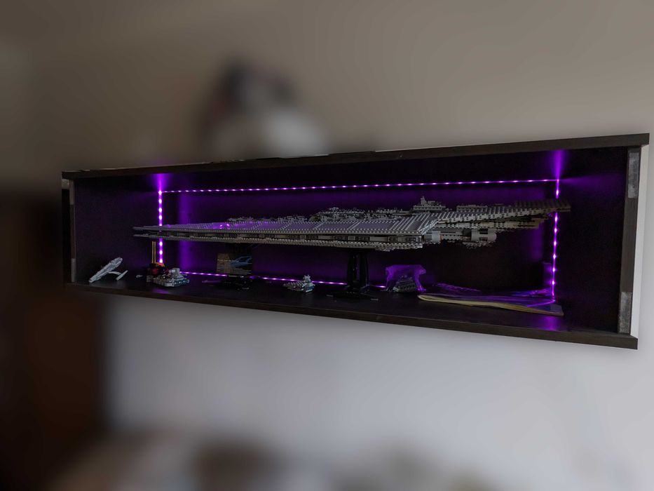Gablota 132x33x30 z oświetleniem LED i odczepianą plexi