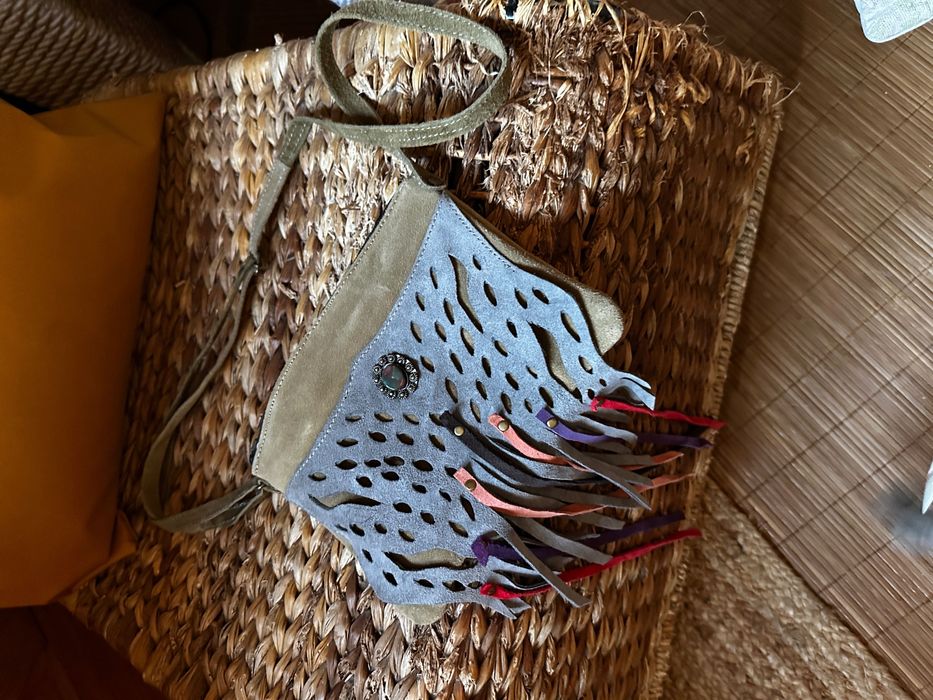 Malinha em pele com bolso interior