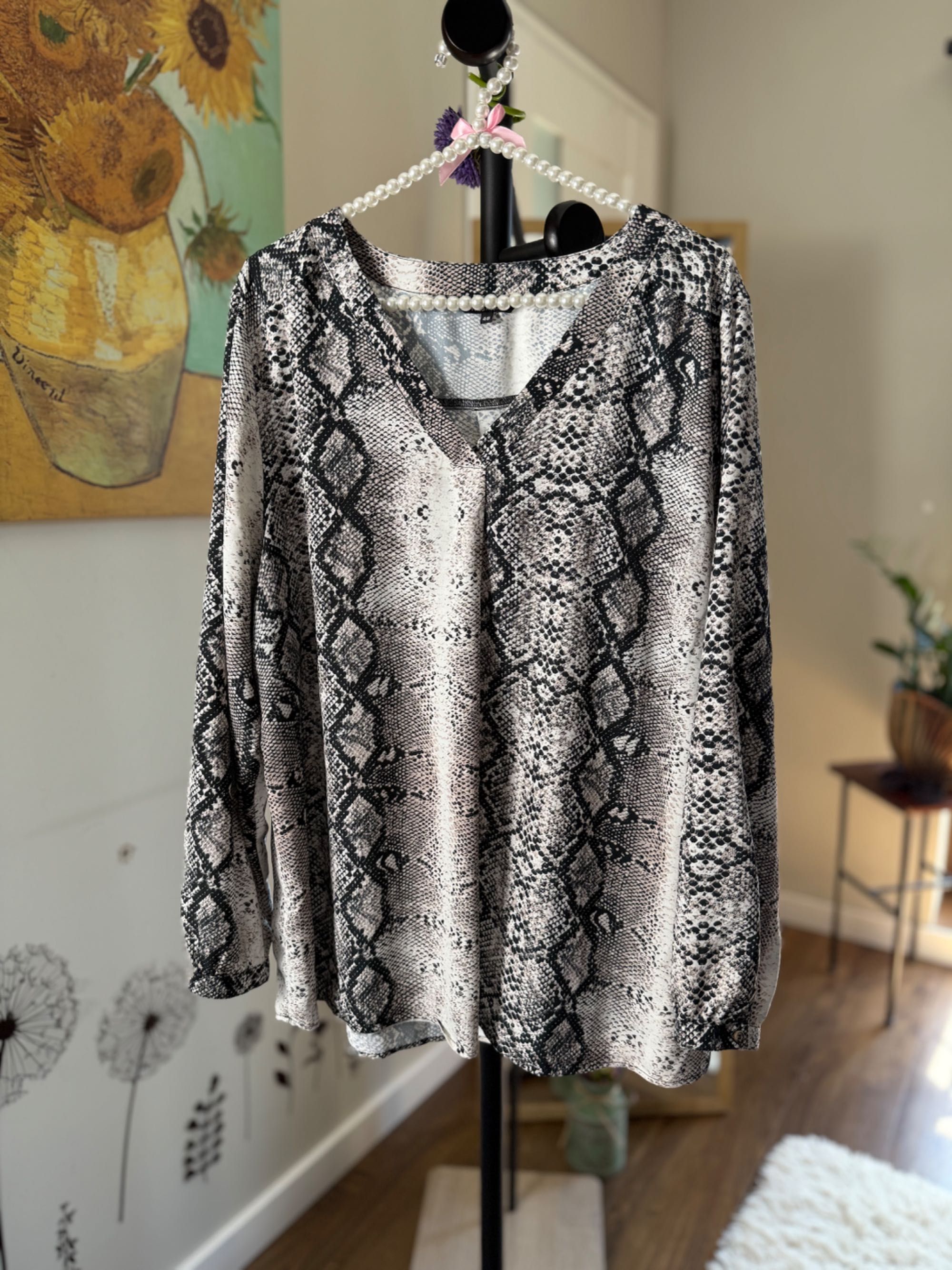 Zwiewna, wzorzysta bluzka w stylu animal print
