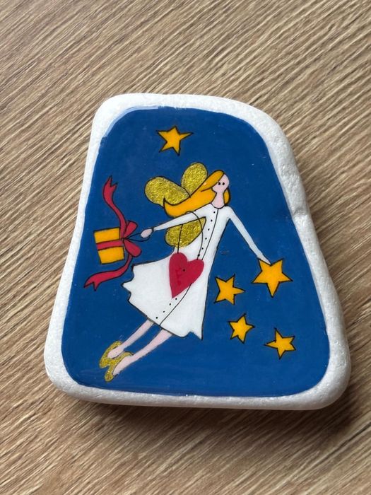 Aniołek, magnes na lodówkę, malowany kamień