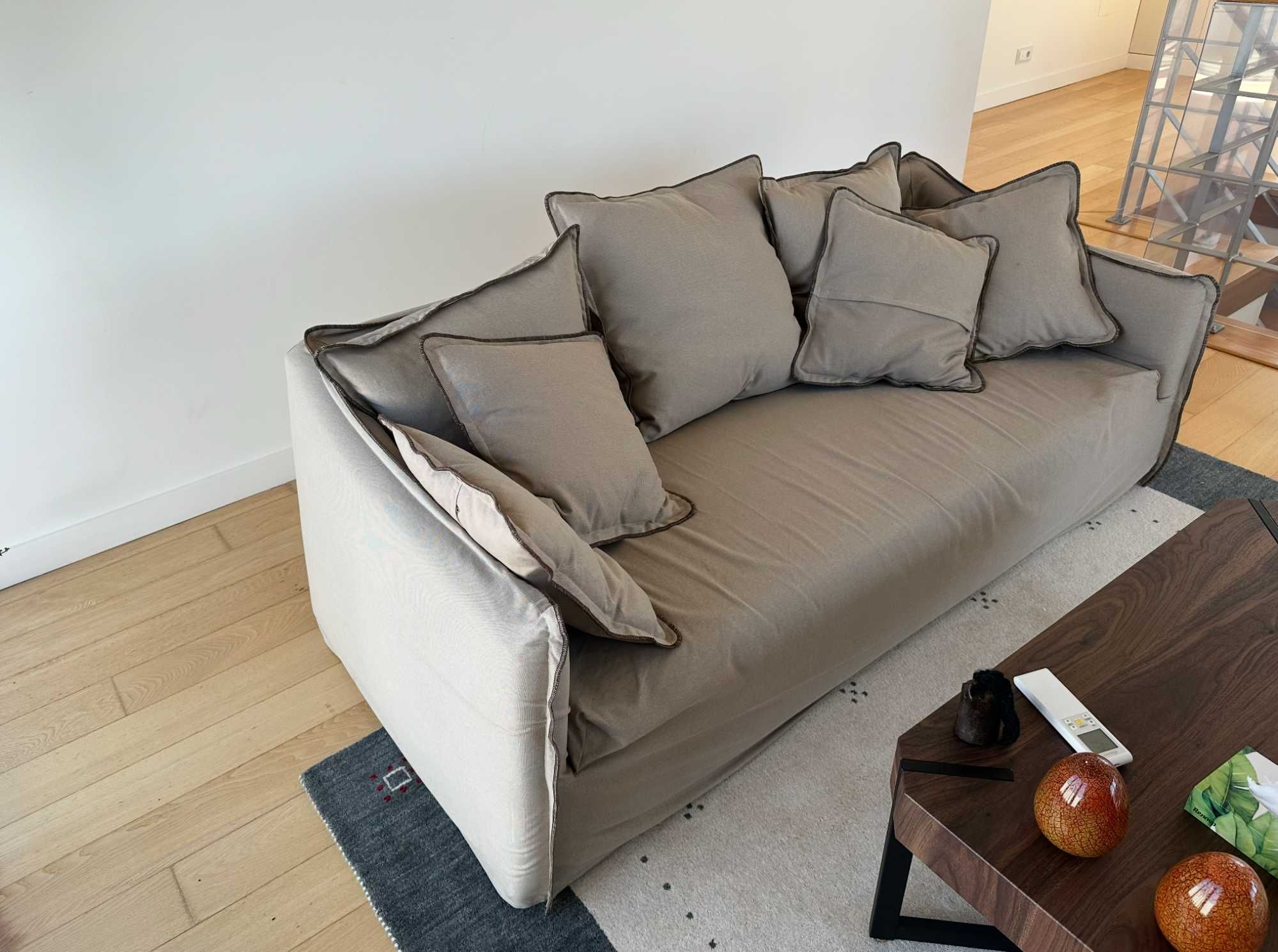 Sofa for sale (almost new) Sofá para venda (quase novo)