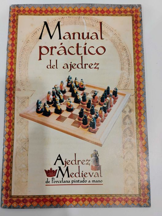 Jogo xadrez c/peças porcelana e tabuleiro madeira