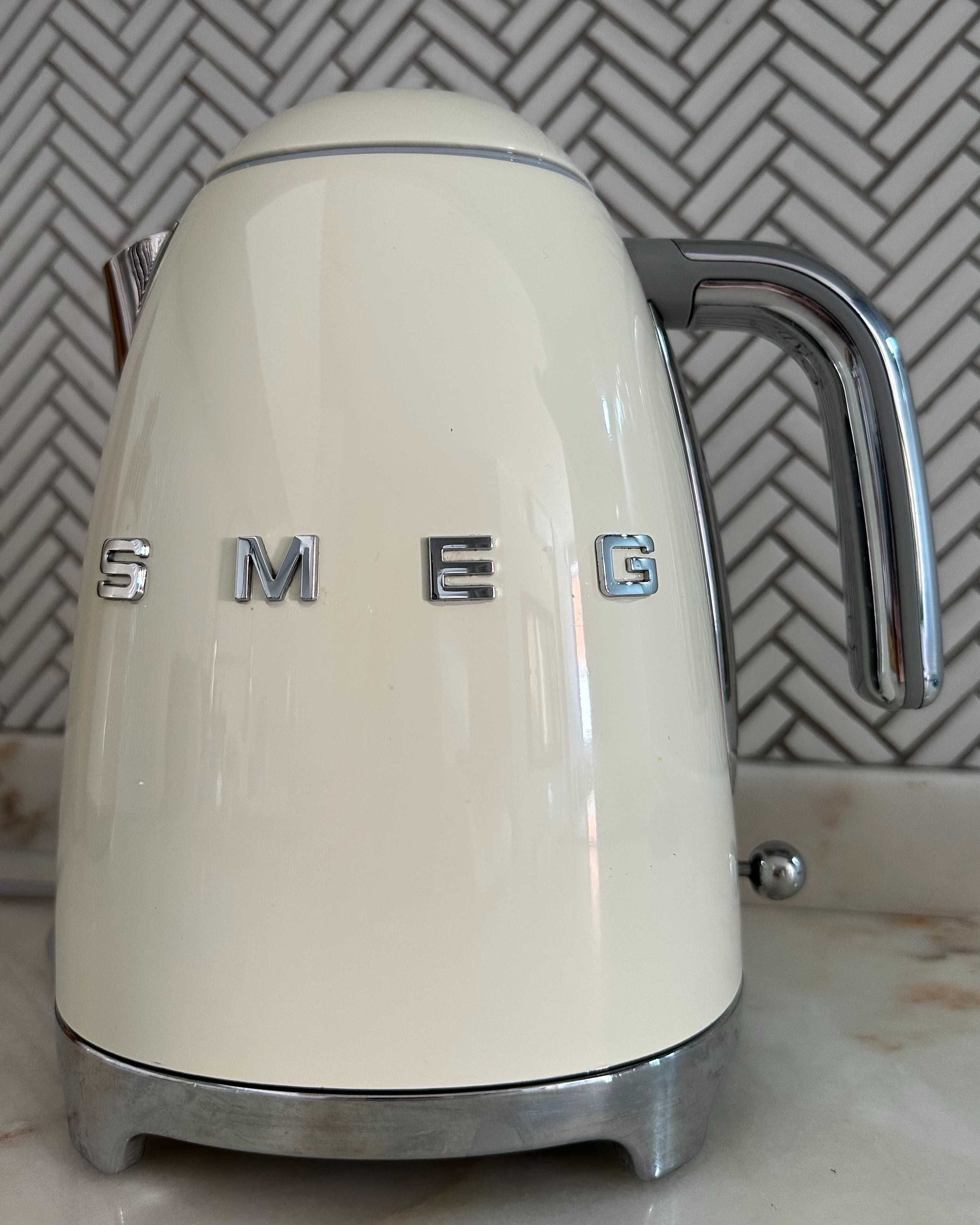 Elegante conjunto SMEG - Chaleira elétrica + Bloco de facas