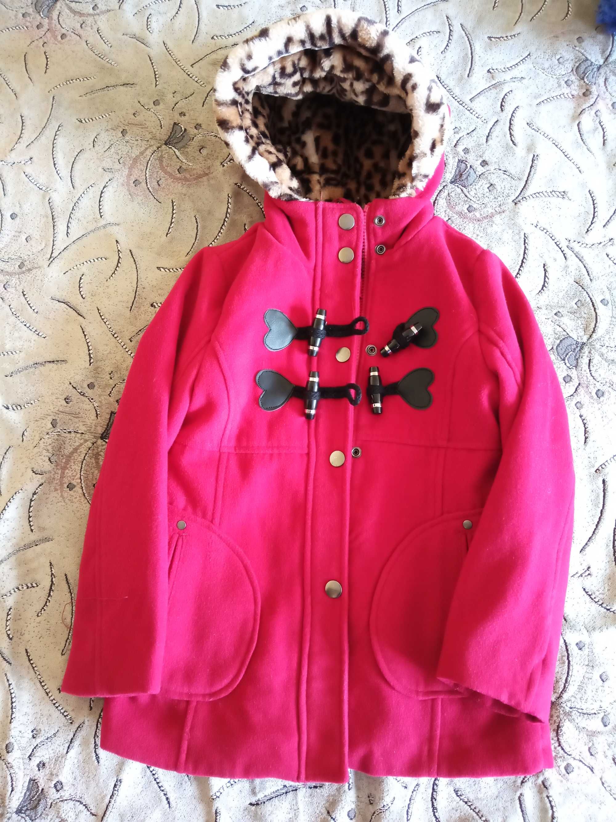 Пальто на дівчинку 6-7 років