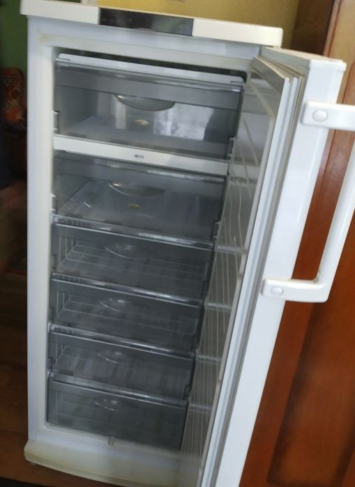 Морозилка атлант в новому стані