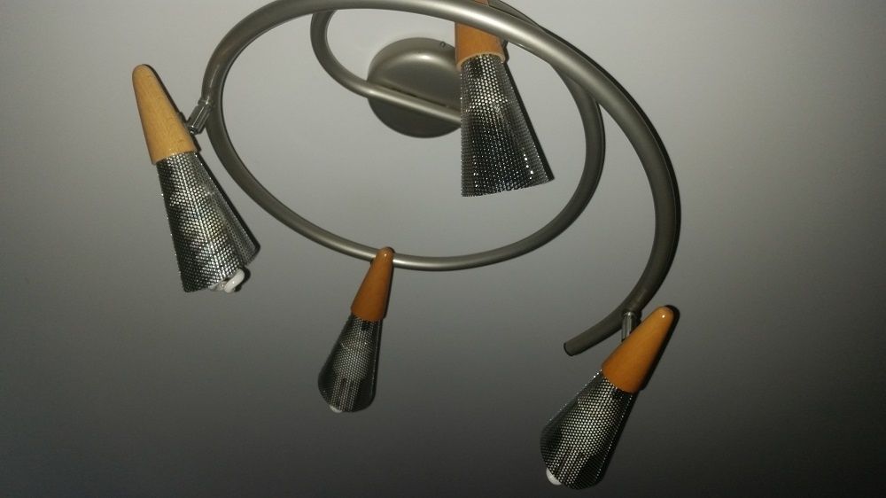 Żyrandole szklane i metal łączony z drewnem