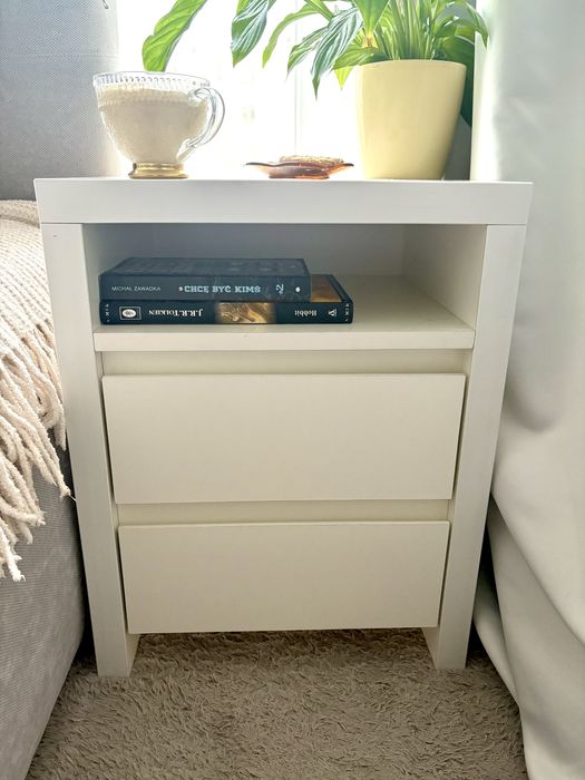 Szafka nocna biala z szufladami polką