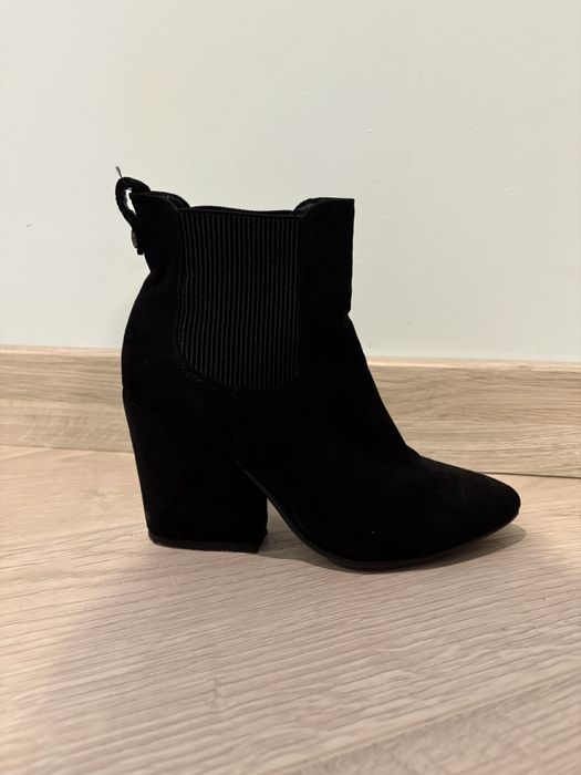 Ботинки на підборах замшеві