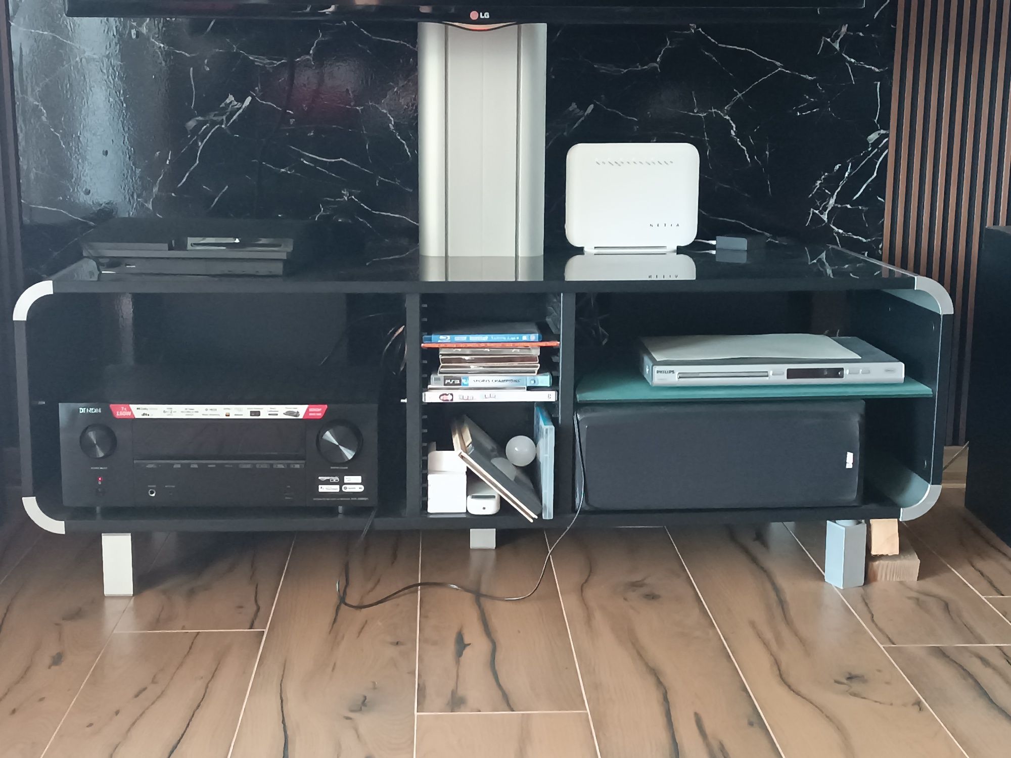 Szafka RTV. Witam! Sprzedam szafkę RTV. Szerokość 140 cm gł. 45 cm, wy