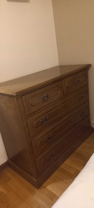 Cómoda de madeira com gavetas