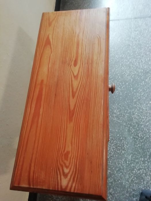 stolik - toaletkę z szufladką pochodzącą z czasów PRL