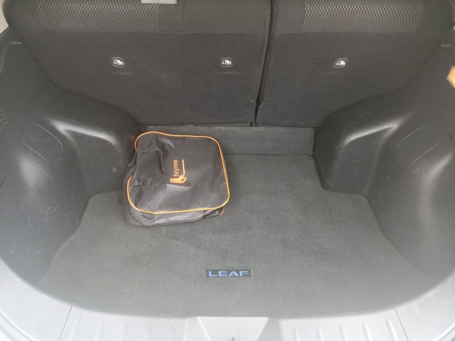 Продам Nissan leaf.