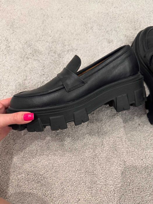 Чорні шкіряні лофери 40 розмір