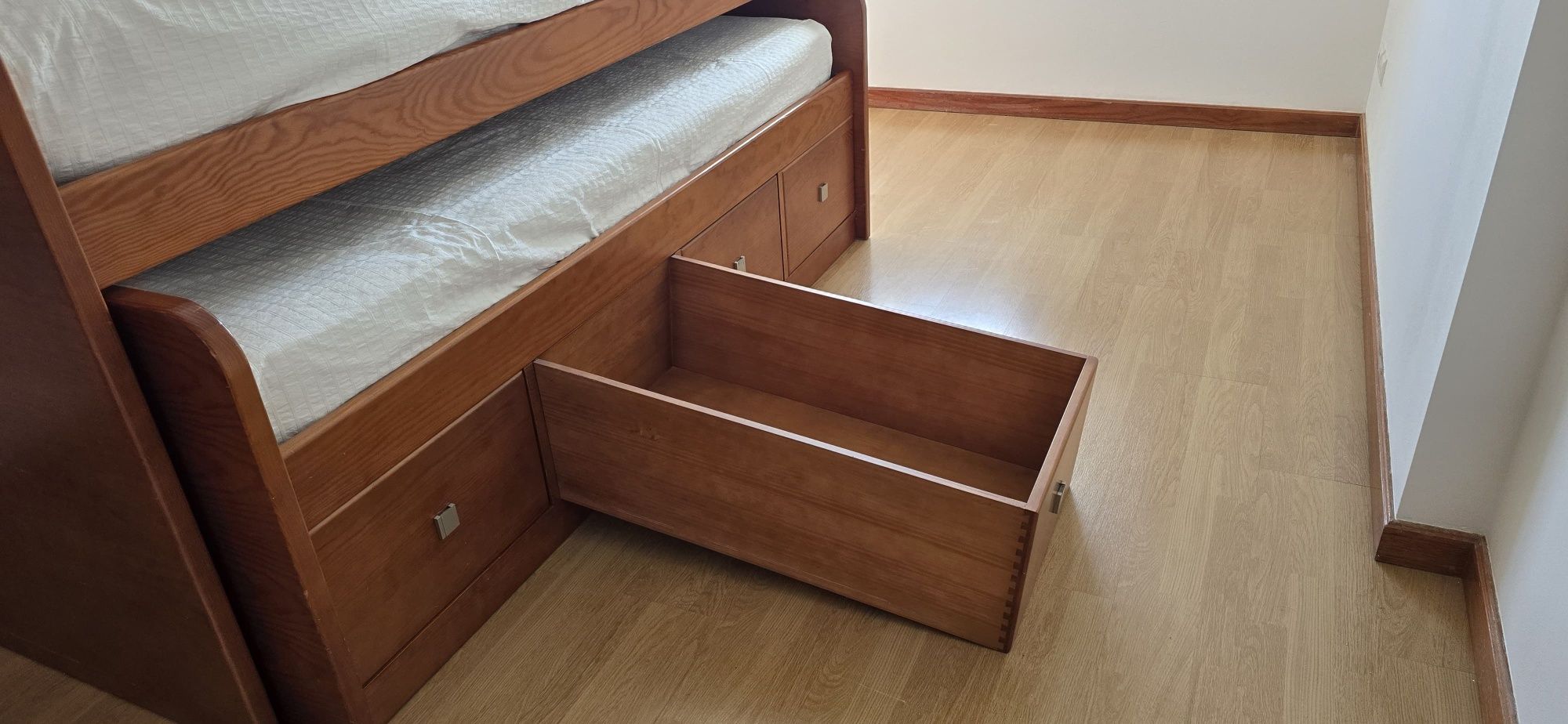 2 camas de madeira
