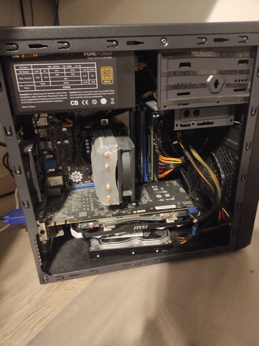 Komputer PC w zestawie z monitorem, klawiaturą i myszką.