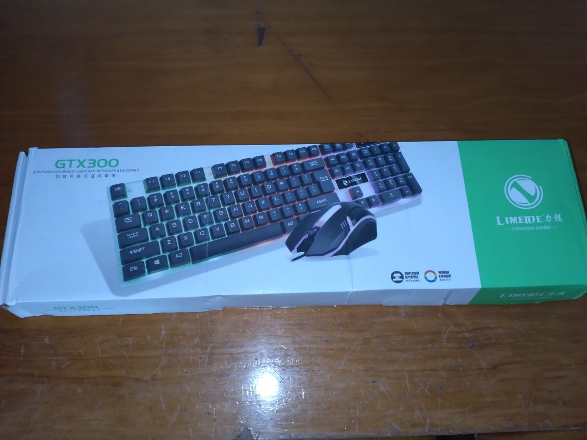 Teclado e rato com luzes