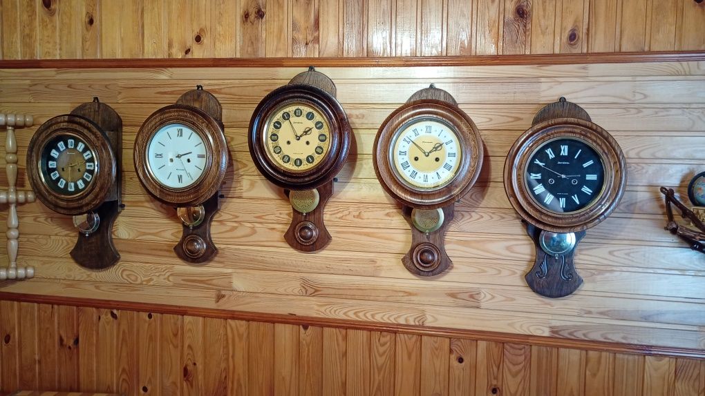 Годинник (часи) механічний настінний з боєм в дубовому корпусі.